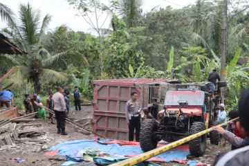 Truk tabrak angkot Purworejo, berikut daftar 11 korban tewas