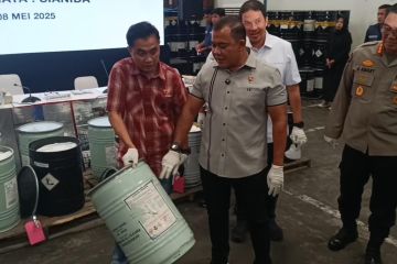 Bareskrim Polri menggerebek dua gudang sianida ilegal di Jawa Timur
