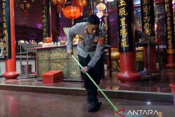 Polisi bersih-bersih vihara jelang Hari Raya Waisak