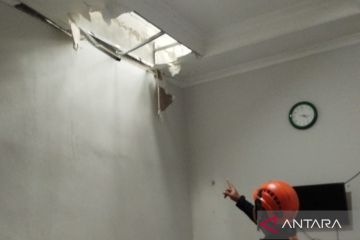 Puluhan rumah rusak, 2 orang terluka akibat angin kencang di Kalideres Jakbar