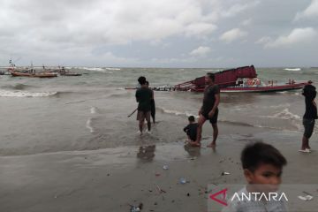Kapal tenggelam hari ini di Pantai Malabero Bengkulu, tujuh wisatawan meninggal