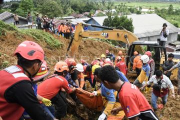 Evakuasi korban longsor di Belimau Samarinda