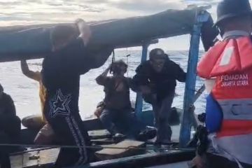 Gulkarmat mengevakuasi kapal penumpang yang rusak di perairan Pulau Tikus