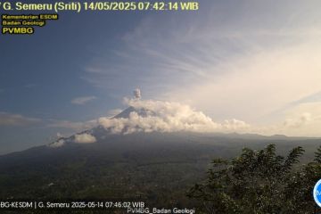 Gunung Semeru hari ini kembali erupsi dengan tinggi letusan 1.000 meter