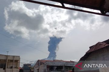 Gunung Marapi hari ini meletus lontarkan abu vulkanik setinggi 1.600 meter