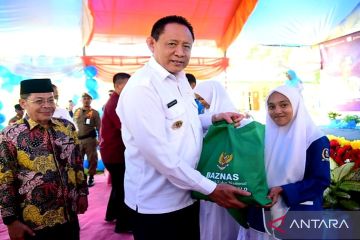 Gubernur Gorontalo salurkan bantuan Baznas untuk GTT dan siswa