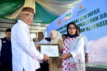 Bupati Gorontalo menyerahkan bantuan Baznas