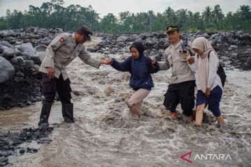 Sebanyak 474 warga terisolasi akibat banjir lahar hujan Gunung Semeru