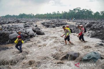 Sebanyak 474 warga terisolasi akibat banjir lahar hujan Gunung Semeru