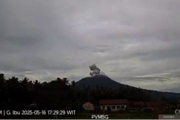 Gunung Ibu lima kali berturut-turut erupsi sepanjang hari ini