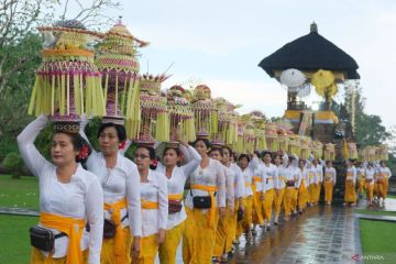 Tradisi Mapeed di Pura Taman Ayun Bali