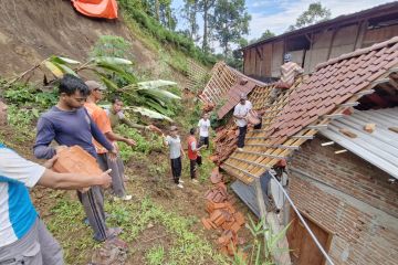 Longsor Ponorogo hari ini timpa rumah pejabat desa, empat luka-luka