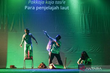 Pementasan teater Passompe di Kendari