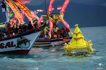 Tradisi Labuh Laut Sembonyo Pelabuhan Trenggalek
