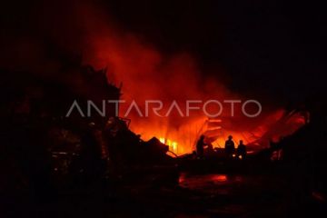 Upaya pemadaman kebakaran pabrik karet di Padang