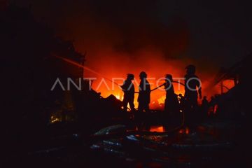 Upaya pemadaman kebakaran pabrik karet di Padang
