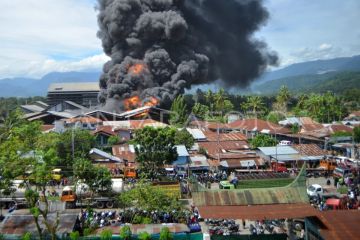 Kebakaran pabrik karet di Padang