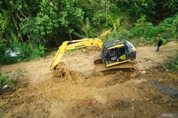 Penanganan longsor di Trenggalek