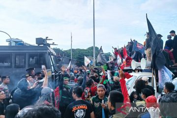 Aksi unjuk rasa ojol di kawasan Patung Kuda sempat memanas