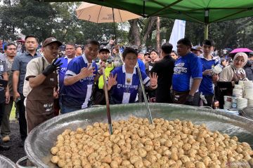 Batagor kado Bobon Santoso untuk bobotoh Persib Bandung