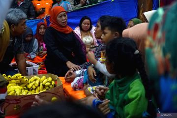 Gubernur Jawa Timur tinjau posko pengungsi korban longsor Trenggalek