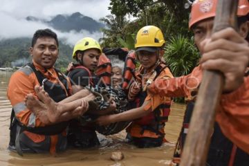 Anggota BPBD Ciamis mengevakuasi warga yang sakit dan terisolir banjir