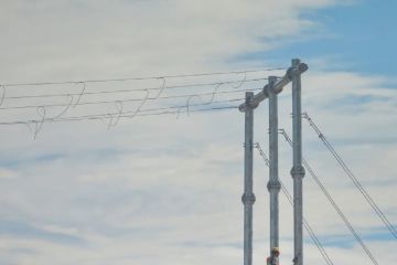 Pemasangan pengaman pengguna jalan tol Padang - Sicincin