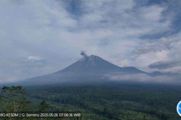Semeru erupsi dengan abu vulkanik ke arah tenggara dan selatan
