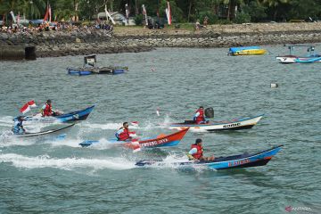 Lomba balap perahu kunting di Pantai Trenggalek