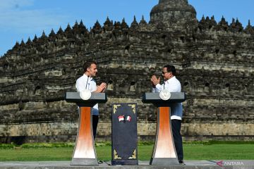 Fadli Zon cerita Macron berhasil sentuh patung Buddha dalam stupa Borobudur