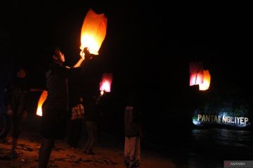 Festival lampion di pantai Ngliyep Malang