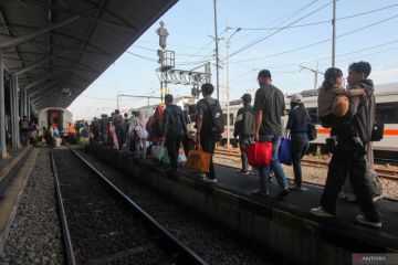 Arus penumpang KA di Stasiun Surabaya Pasar Turi di akhir libur