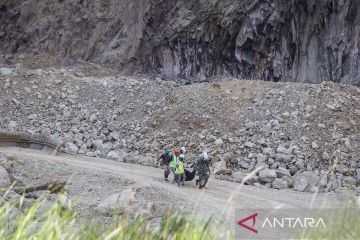 Pencarian korban longsor Gunung Kuda