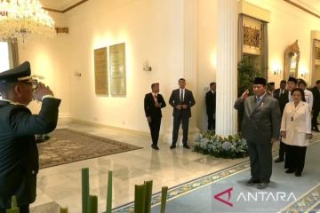 Megawati berbaris diapit Prabowo dan Gibran saat Upacara Harlah Pancasila