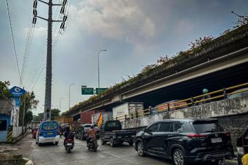 Pemerintah minta tiang listrik di Jalan Duri Kosambi Raya dipindah