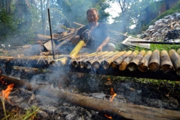 Pesanan lamang bambu meningkat jelang Idul Adha di Padang
