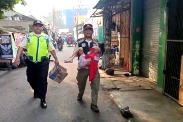 Satpol PP amankan anak yang disiksa orang tua di Pasar Kebayoran Lama