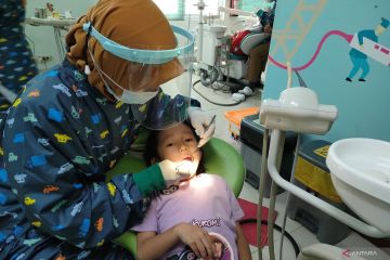 Cara menjaga pertumbuhan gigi anak rapi sejak dini tanpa kawat gigi