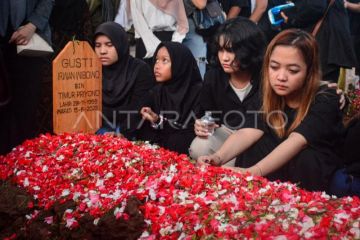 Pemakaman jenazah musisi Gusti Irwan Wibowo