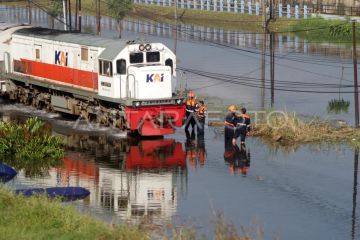 Rel kereta api terendam banjir