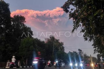 Erupsi Gunung Lewotobi Laki-laki di NTT - FOTO