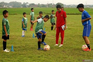 Evan Dimas melatih SSB di Tulungagung