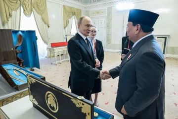 Momen Prabowo dan Putin saling tukar cendera mata simbol persahabatan