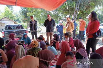 Anggota Komisi III DPR-RI salurkan bantuan logistik bencana di Parimo