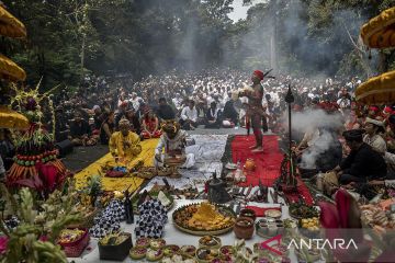 Upacara adat Ngertakeun Bumi Lamba