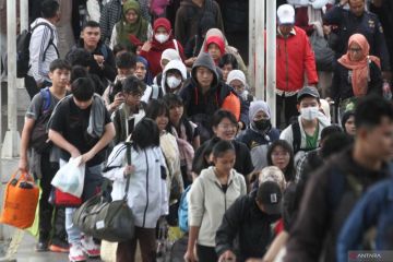 Arus penumpang kereta masa libur sekolah di Stasiun Malang