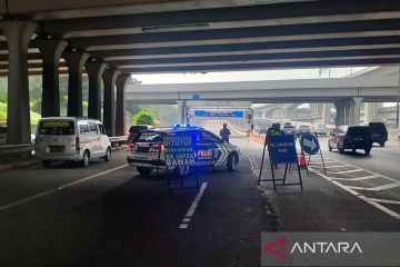 Petugas terapkan contraflow di Tol Jakarta-Cikampek atasi kepadatan