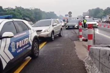 Petugas terapkan contraflow di Tol Japek pada arus balik libur panjang
