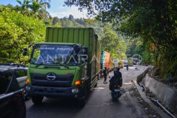 Kemacetan panjang di jalan Sitinjau Lauik Padang