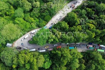 Kemacetan panjang di jalan Sitinjau Lauik Padang